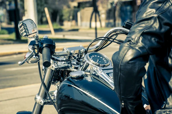 Motociclista en la ciudad — Foto de Stock