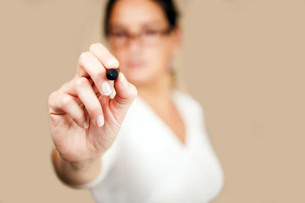 Vrouw hand schrijven op scherm — Stockfoto