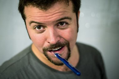 Dişlerini fırçala.