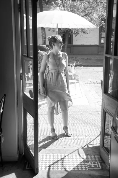 Young woman outside a restaurant — Stock Photo, Image