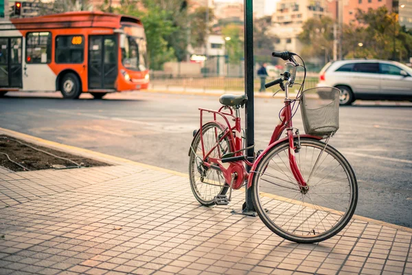 Toplu taşıma araçlarına karşı Bisiklet — Stok fotoğraf