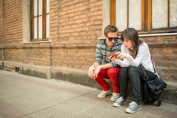 Pareja urbana joven compartiendo información — Foto de Stock