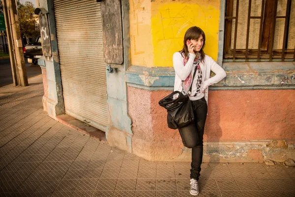 Mujer joven en la ciudad —  Fotos de Stock