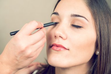 güzel bir genç kadın makyaj