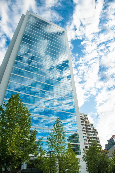 Alto bellissimo edificio in una città verde — Foto Stock