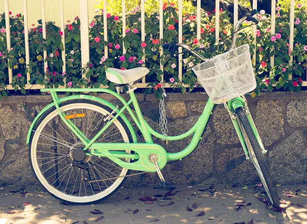 Linda bicicleta en la ciudad — Foto de Stock