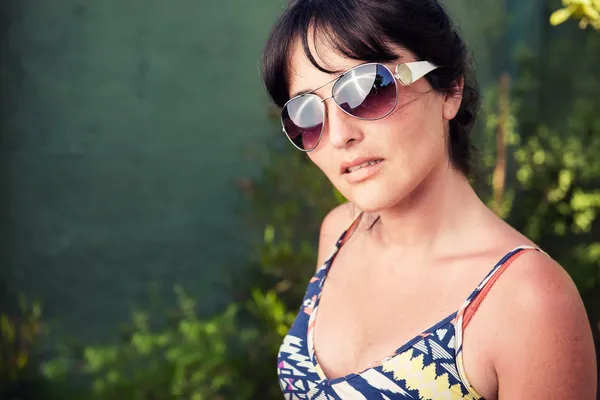 Portrait of a young woman wearing sunglasses — Stock Photo, Image