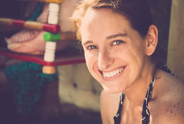 Jeune femme prenant un bain de soleil à la maison — Photo