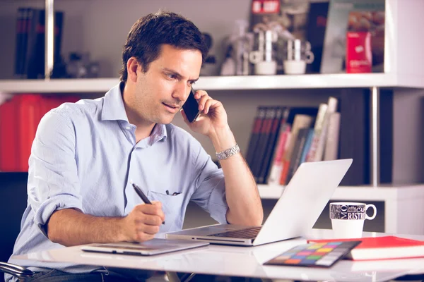 Junge Designerin im Büro lizenzfreie Stockfotos