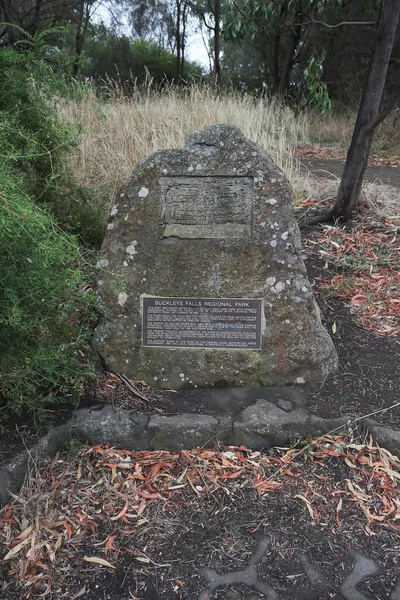 Placa Metal Cairn Pedra Comemorando William Buckley Prisioneiro Fugitivo Que — Fotografia de Stock