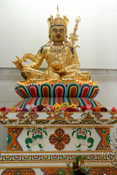 Złoty Posąg Buddyjskiego Guru Rinpocze Padmasambhava Siedzący Kolorowym Piedestale — Zdjęcie stockowe