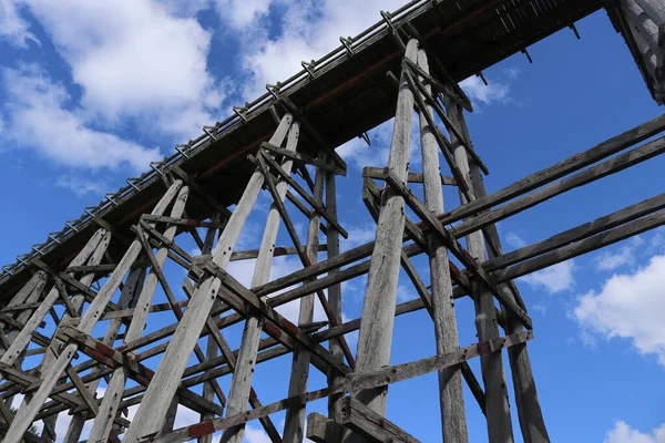 Velha Ponte Trestle Ferroviária Madeira Céu Azul Com Nuvens — Fotografia de Stock