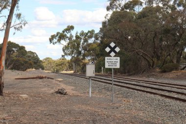 Siyah ve beyaz maksimum 40 kmh hız sınırı yaklaşan bir geçiş için uyarı sürücüleri