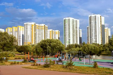 Eğlence parkı ve spor alanı yeni çok katlı binaların yanında.