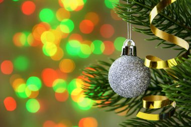 Gümüş top Noel ağacı dalında.