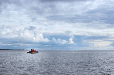 Rusya, Karelia 'daki Ladoga Gölü' nün sularında gezinti teknesi.