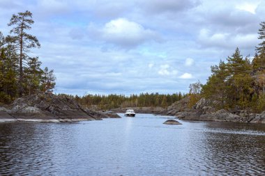 Ladoga skerries arasındaki boğazda bir tekne gezisi. Karelia, Rusya