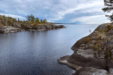 Rusya, Karelia 'daki bir tepeden Ladoga Skerries' in kayalık kıyılarının ve boğazın güzel manzarası