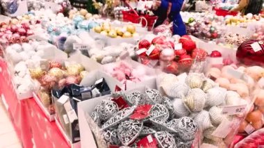 Noel süslemeleri olan bir sürü kutu