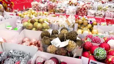 Noel ağacı ve alışveriş merkezinde Noel toplarıyla süslenmiş kutular..