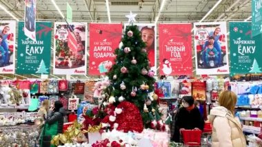 Noel ağacı ve alışveriş merkezinde Noel toplarıyla süslenmiş kutular..