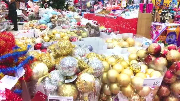 Glanzende Kerstballen Dozen Verkocht Het Winkelcentrum — Stockvideo