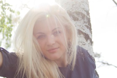 güzel bir kız bir ağaçta oturuyor