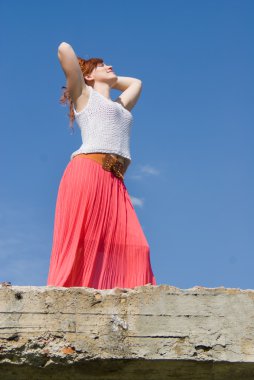 Köprüde duran, Kızıl saçlı kız