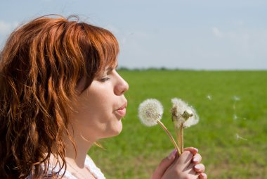 güzel kızıl saçlı darbe uzak karahindiba