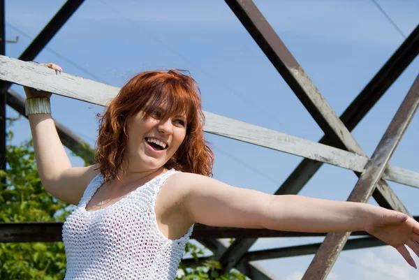 Uma linda menina ruiva sorri — Fotografia de Stock