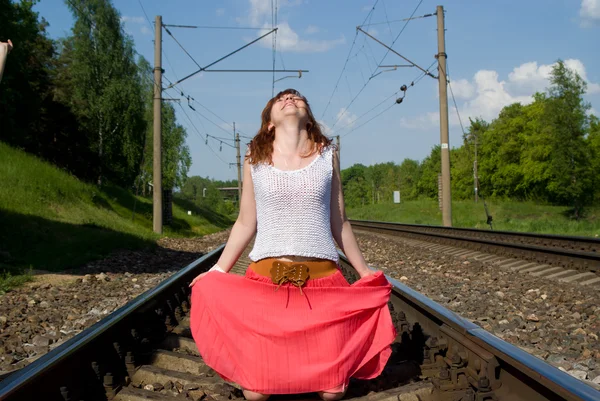 Vacker flicka stående på rälsen — Stockfoto