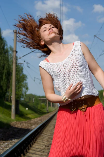 Belle fille debout sur les rails — Photo