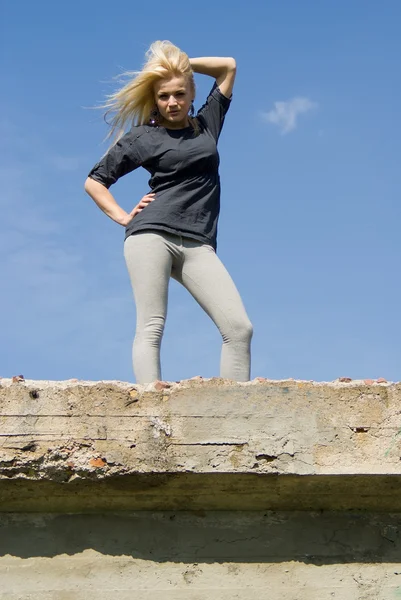 Девушка, блондинка стоит на мосту — стоковое фото