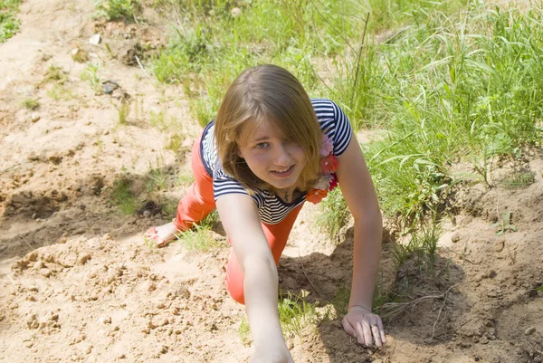 Girl, crawling through the sand — Stock Photo, Image