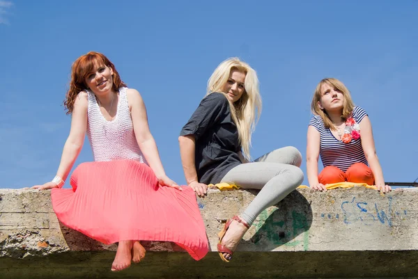 Meisjes zitten op de brug — Stockfoto