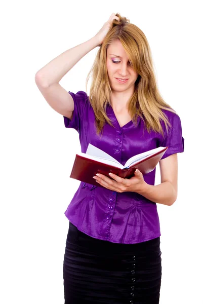 Bella ragazza pensa, guardando in un libro — Foto Stock