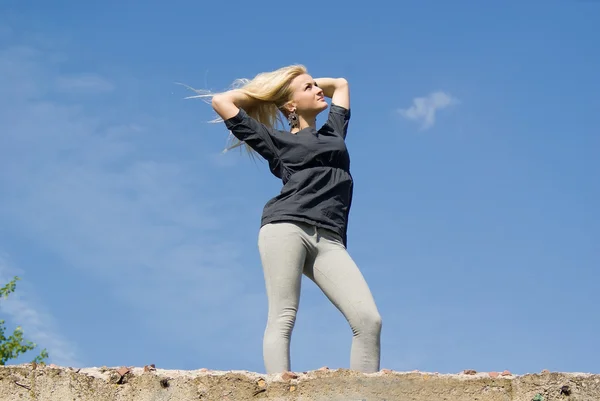 Flicka, blond flicka står på bron — Stockfoto