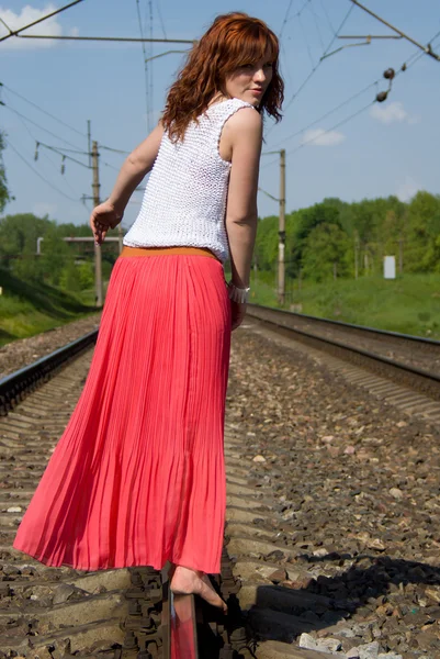 红发女孩走在铁轨上 — 图库照片