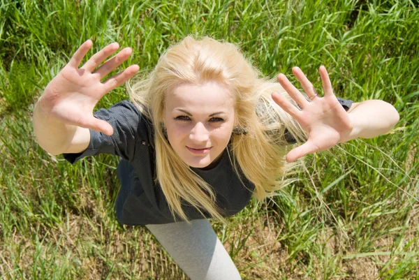 Flickan höll upp händerna — Stockfoto