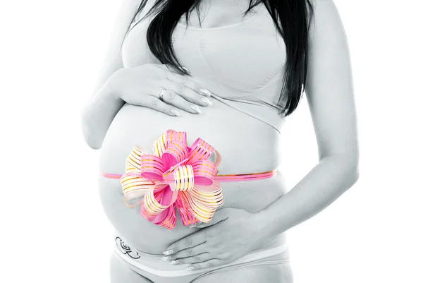 Беременная девушка с красивой лентой — стоковое фото