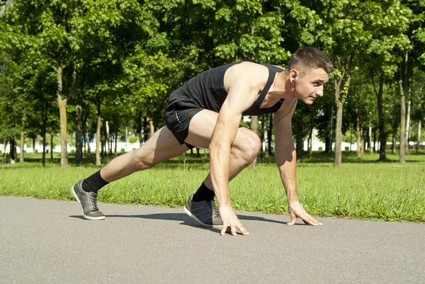 Jongen begint op het circuit in de natuur — Stockfoto