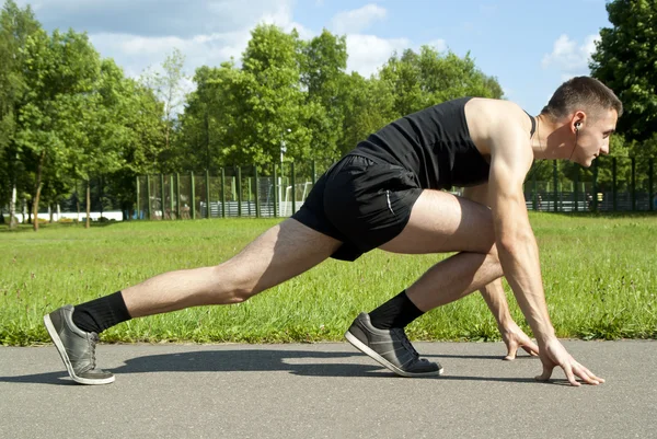 Guy atleet begint op het pad in het park — Stockfoto