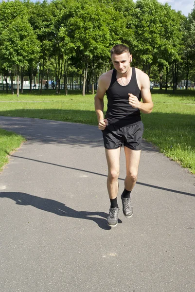 Guy atleet in het park — Stockfoto