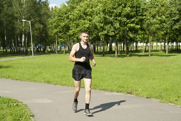 Mann läuft in den Park — Stockfoto