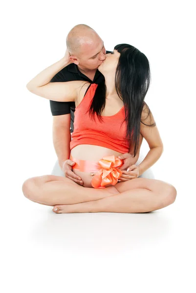 Pareja embarazada con un lazo en el estómago — Foto de Stock