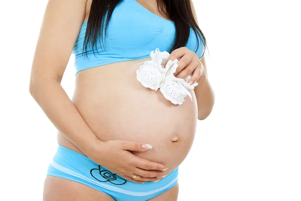 Pregnant girl holding baby shoes — Stock Photo, Image