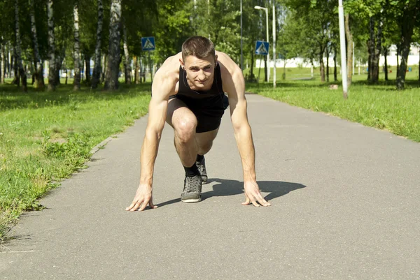 Begint te lopen op een track in het park — Stockfoto