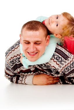 una niña y papá se reproducen