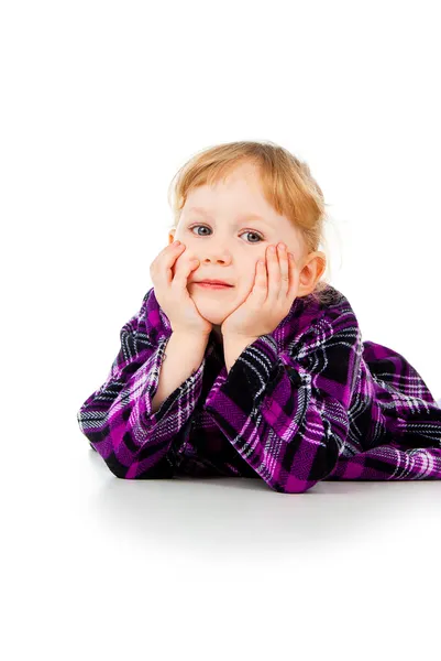 Een beetje meisje poses, leugens — Stockfoto