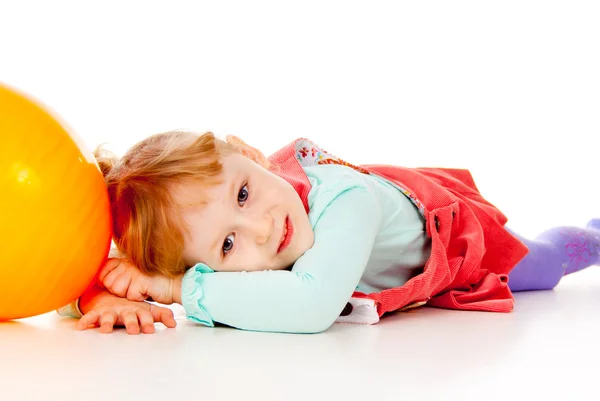 A little girl poses, lies — Stock Photo, Image